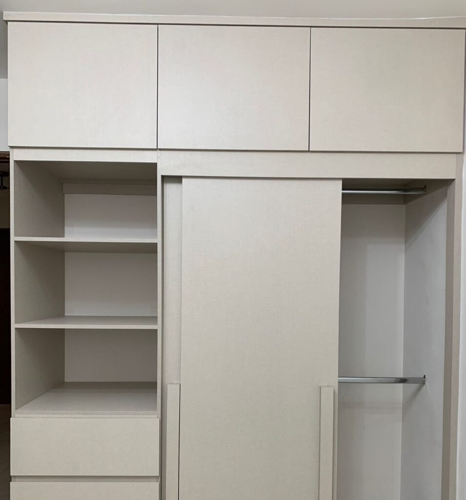 Closet de maderar blanco