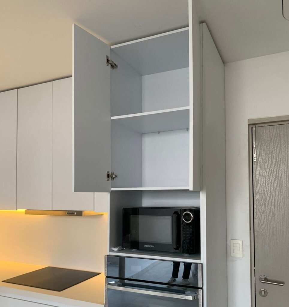 Cocina integral de madera blanca